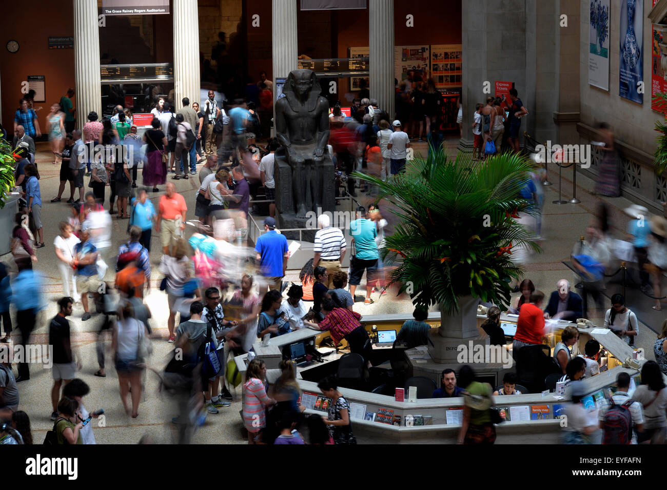 New York, USA. 28. Juli 2015. Menschen besuchen das Metropolitan Museum of Art in New York, USA am 28. Juli 2015. Das Metropolitan Museum of Art, Dienstag angekündigt, dass ein Datensatz 6,3 Millionen Menschen in den Vereinigten Staaten und auf der ganzen Welt besuchten das Museum im Geschäftsjahr, das am 30. Juni (FY15) endete. Dies ist der höchsten Besucherzahlen seit die Met begann vor mehr als 40 Jahren die Zulassung Nachverfolgungsstatistik. China ist New York City drittgrößte Quelle für ausländische Touristen, hinter Großbritannien und Brasilien geworden. © Wang Lei/Xinhua/Alamy Live-Nachrichten Stockfoto