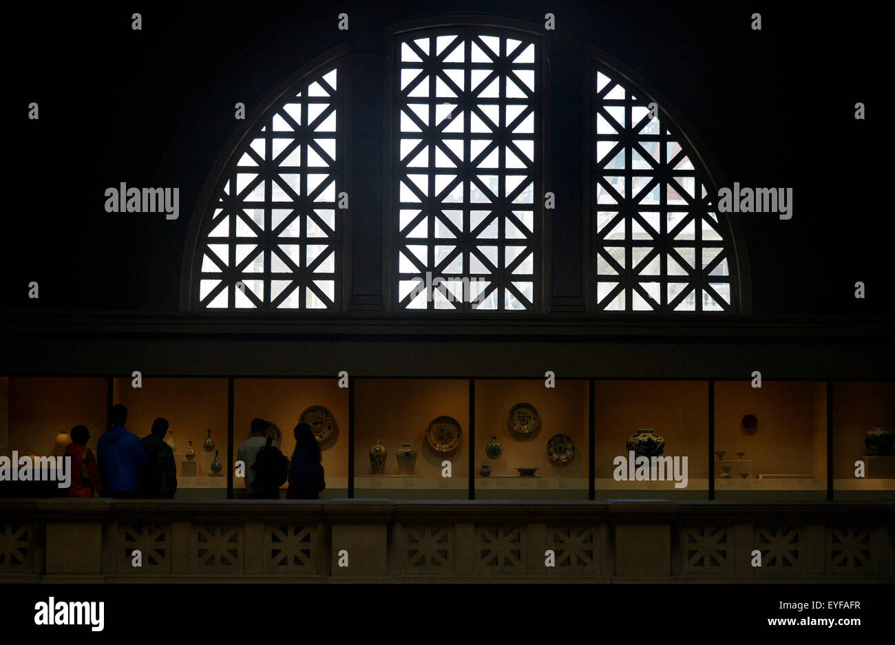 New York, USA. 28. Juli 2015. Menschen besuchen das Metropolitan Museum of Art in New York, USA am 28. Juli 2015. Das Metropolitan Museum of Art, Dienstag angekündigt, dass ein Datensatz 6,3 Millionen Menschen in den Vereinigten Staaten und auf der ganzen Welt besuchten das Museum im Geschäftsjahr, das am 30. Juni (FY15) endete. Dies ist der höchsten Besucherzahlen seit die Met begann vor mehr als 40 Jahren die Zulassung Nachverfolgungsstatistik. China ist New York City drittgrößte Quelle für ausländische Touristen, hinter Großbritannien und Brasilien geworden. © Wang Lei/Xinhua/Alamy Live-Nachrichten Stockfoto