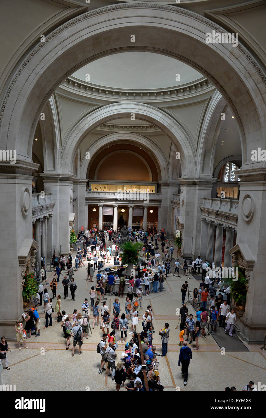 New York, USA. 28. Juli 2015. Menschen besuchen das Metropolitan Museum of Art in New York, USA am 28. Juli 2015. Das Metropolitan Museum of Art, Dienstag angekündigt, dass ein Datensatz 6,3 Millionen Menschen in den Vereinigten Staaten und auf der ganzen Welt besuchten das Museum im Geschäftsjahr, das am 30. Juni (FY15) endete. Dies ist der höchsten Besucherzahlen seit die Met begann vor mehr als 40 Jahren die Zulassung Nachverfolgungsstatistik. China ist New York City drittgrößte Quelle für ausländische Touristen, hinter Großbritannien und Brasilien geworden. © Wang Lei/Xinhua/Alamy Live-Nachrichten Stockfoto