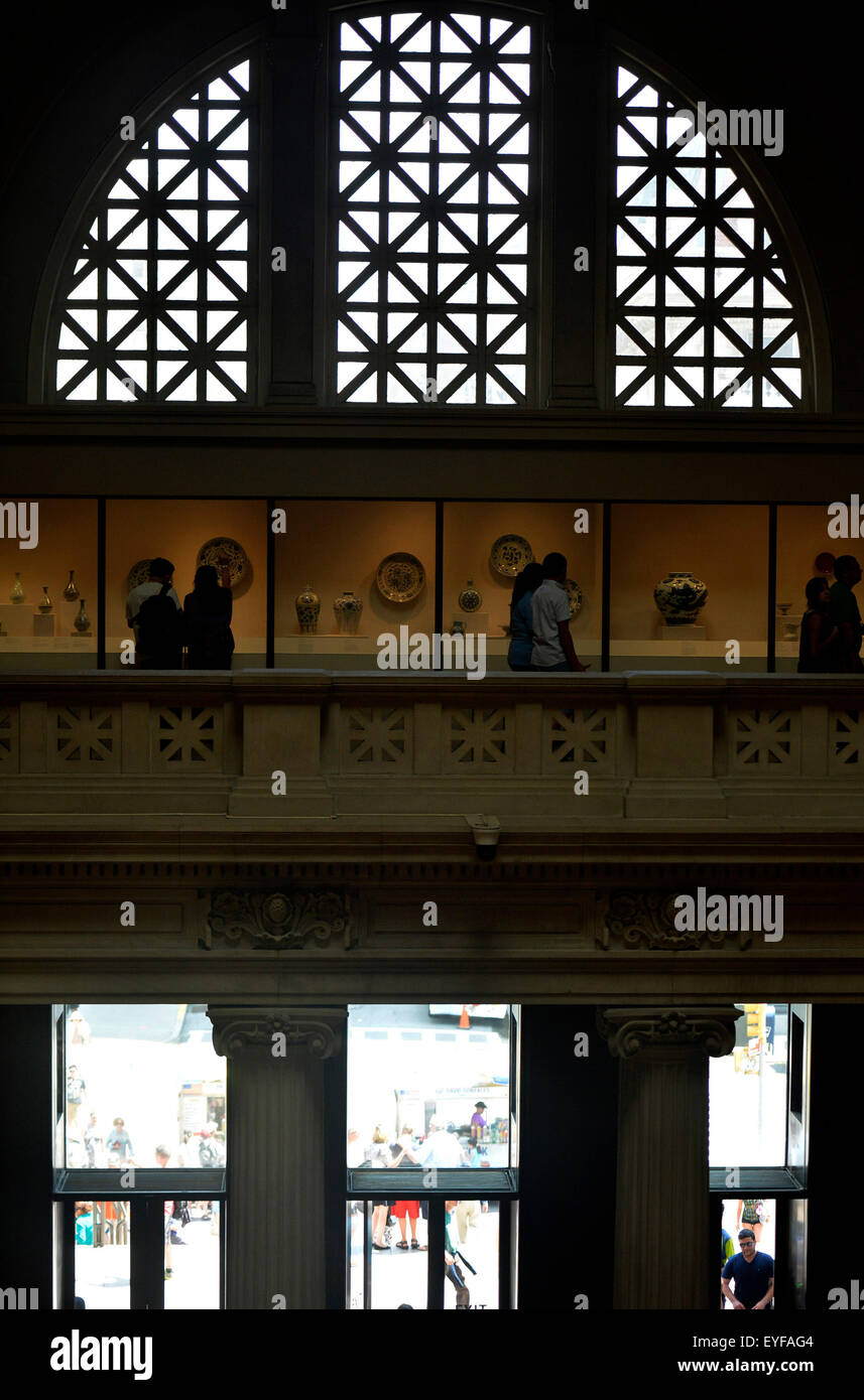 New York, USA. 28. Juli 2015. Menschen besuchen das Metropolitan Museum of Art in New York, USA am 28. Juli 2015. Das Metropolitan Museum of Art, Dienstag angekündigt, dass ein Datensatz 6,3 Millionen Menschen in den Vereinigten Staaten und auf der ganzen Welt besuchten das Museum im Geschäftsjahr, das am 30. Juni (FY15) endete. Dies ist der höchsten Besucherzahlen seit die Met begann vor mehr als 40 Jahren die Zulassung Nachverfolgungsstatistik. China ist New York City drittgrößte Quelle für ausländische Touristen, hinter Großbritannien und Brasilien geworden. © Wang Lei/Xinhua/Alamy Live-Nachrichten Stockfoto