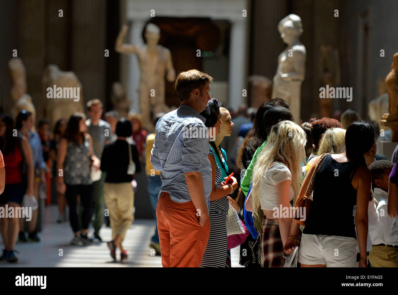 New York, USA. 28. Juli 2015. Menschen besuchen das Metropolitan Museum of Art in New York, USA am 28. Juli 2015. Das Metropolitan Museum of Art, Dienstag angekündigt, dass ein Datensatz 6,3 Millionen Menschen in den Vereinigten Staaten und auf der ganzen Welt besuchten das Museum im Geschäftsjahr, das am 30. Juni (FY15) endete. Dies ist der höchsten Besucherzahlen seit die Met begann vor mehr als 40 Jahren die Zulassung Nachverfolgungsstatistik. China ist New York City drittgrößte Quelle für ausländische Touristen, hinter Großbritannien und Brasilien geworden. © Wang Lei/Xinhua/Alamy Live-Nachrichten Stockfoto