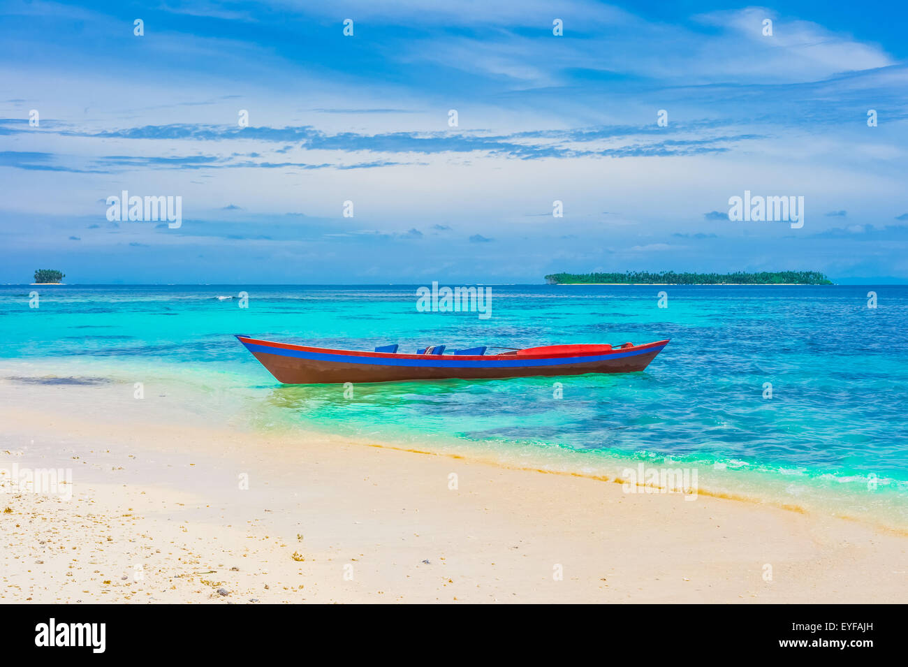 Tropische Landschaft mit Inseln und einsame Boot, Indonesien, Südostasien Stockfoto