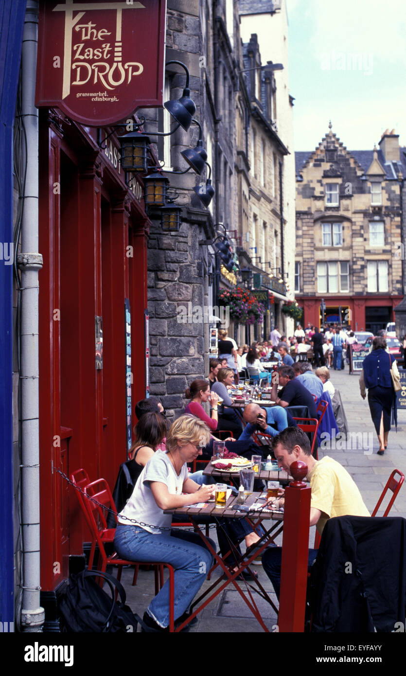 Überprüfen Fringe Festival Fahrplan außerhalb letzten Tropfen Pub,(August 2000) Grassmarket Entertainment-Bereich von Zentrum von Edinburgh. UK Stockfoto