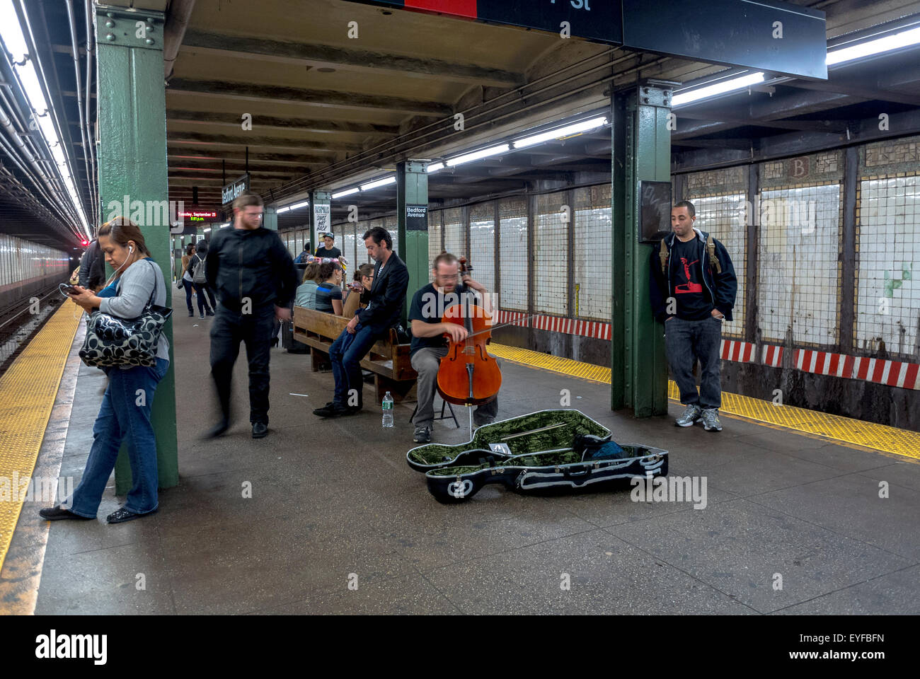 New York City, NY, USA, Leute, die auf den Zug warten, NYC U-Bahn-Station innen, Musiker auf Cellomusik Stockfoto