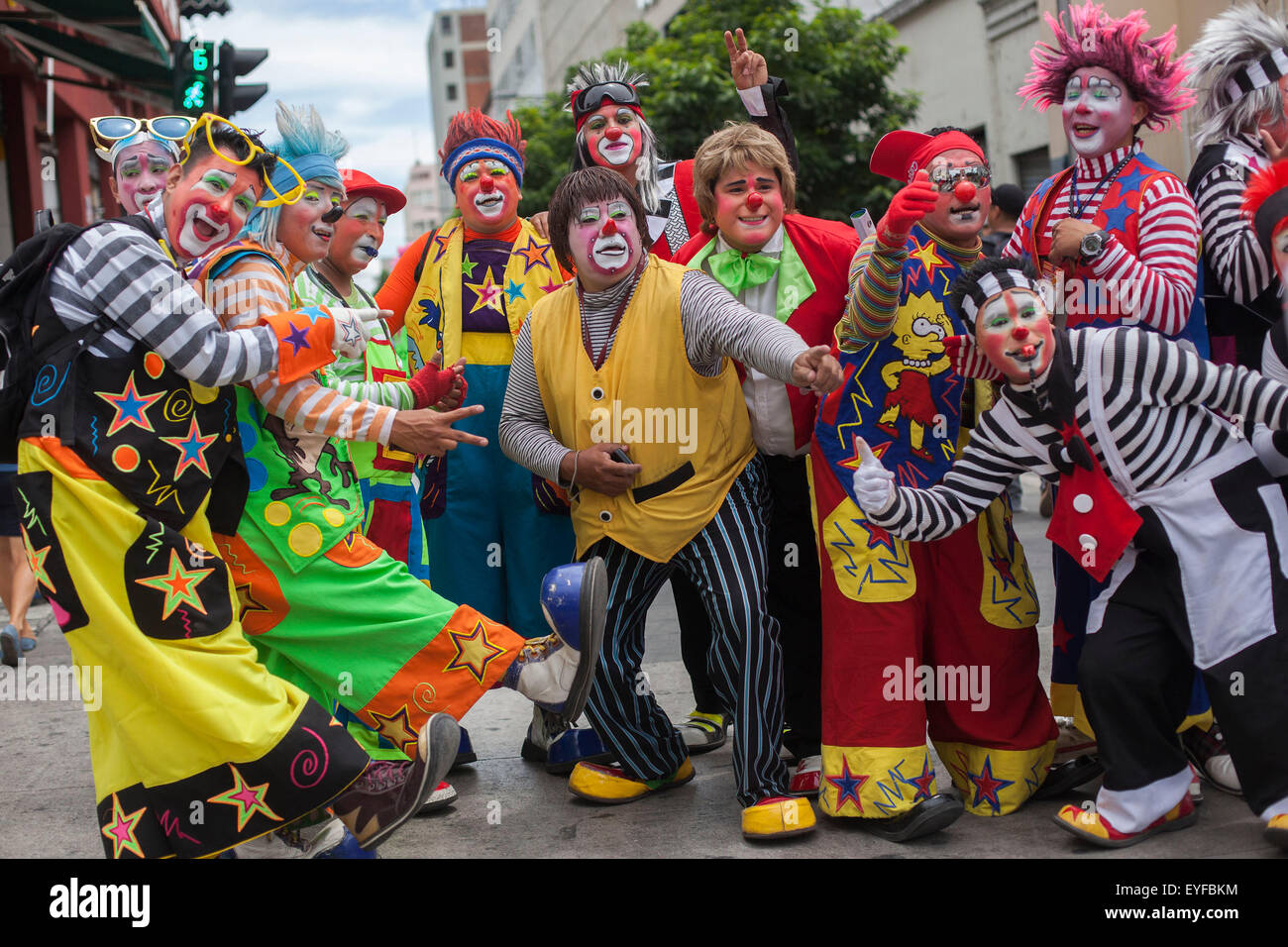 Guatemala-Stadt, Guatemala. 28. Juli 2015. Clowns posieren für Fotos während einer Parade auf dem Anlass VII lateinamerikanischen Kongress der Clowns, im historischen Zentrum von Guatemala-Stadt, Hauptstadt von Guatemala, auf 28. Juli 2015. Bildnachweis: Luis Echeverria/Xinhua/Alamy Live-Nachrichten Stockfoto