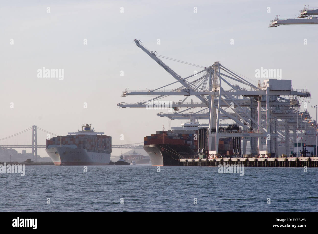 Segeln in den Hafen von Oakland Containerschiff Stockfoto