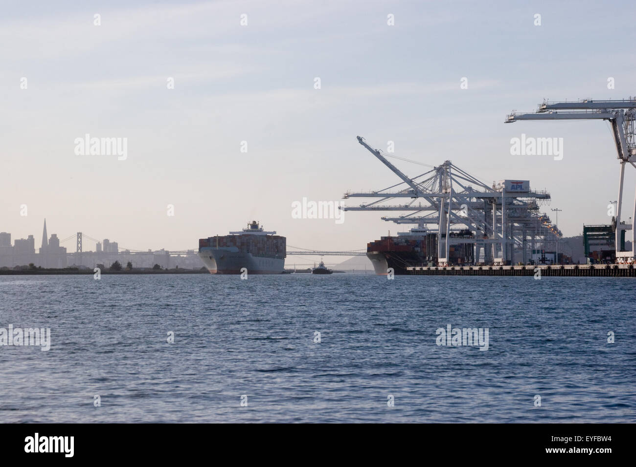 Segeln in den Hafen von Oakland Containerschiff Stockfoto