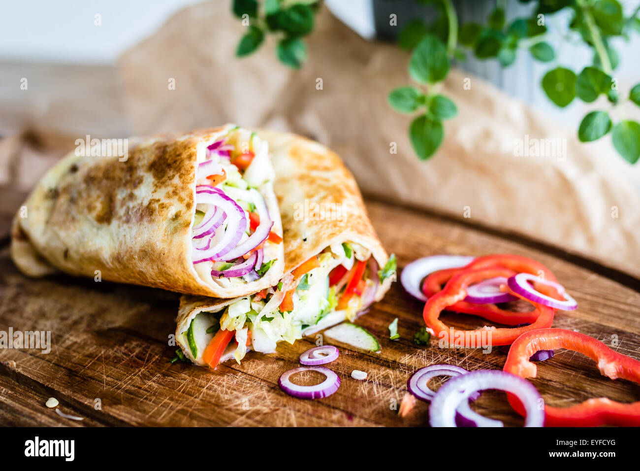 köstliche vegane Wrap gefüllt mit frischem Gemüse. Selektiven Fokus Stockfoto