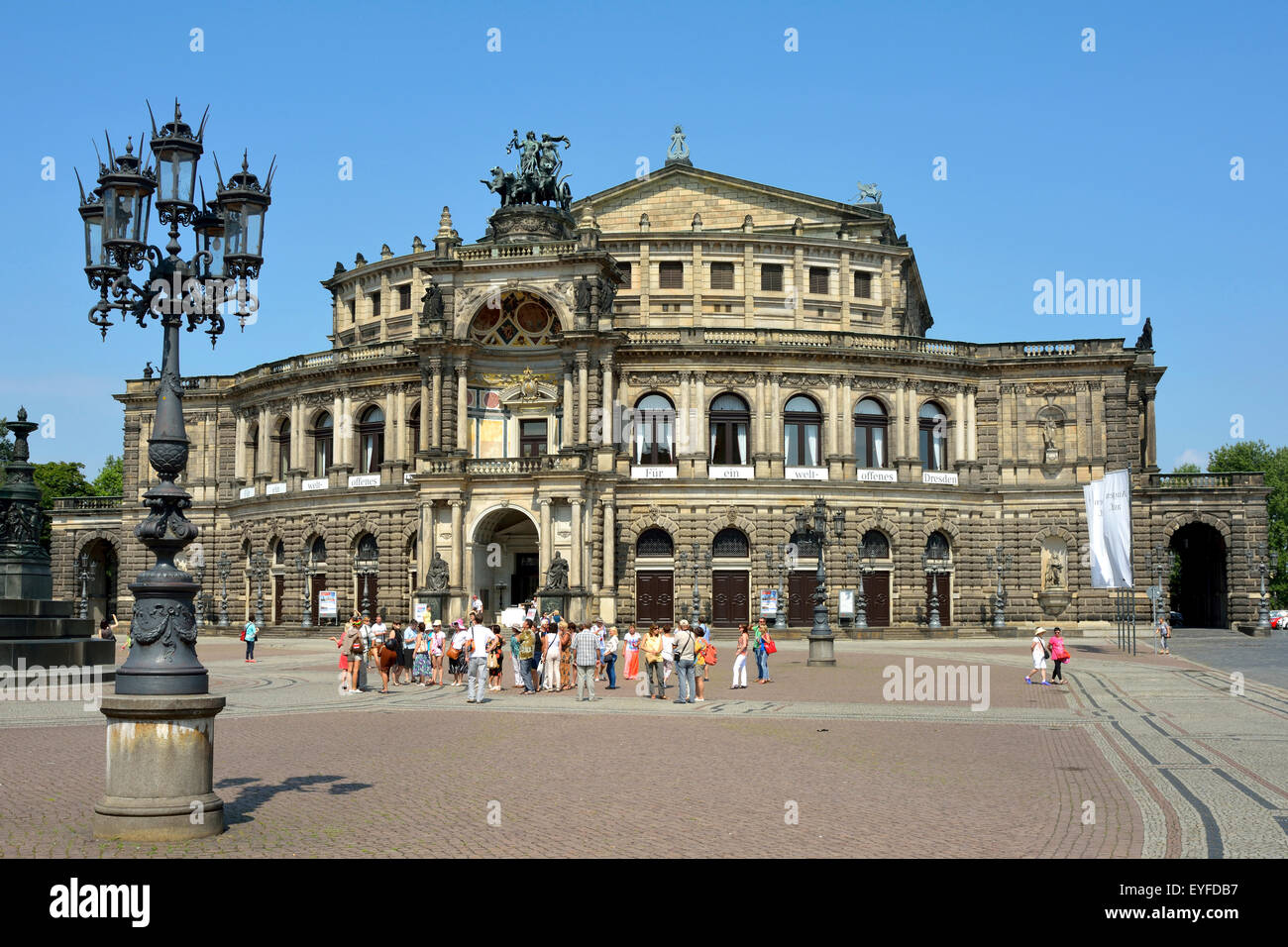 Opernhaus Semperoper auf dem Theaterplatz in Dresden. Stockfoto