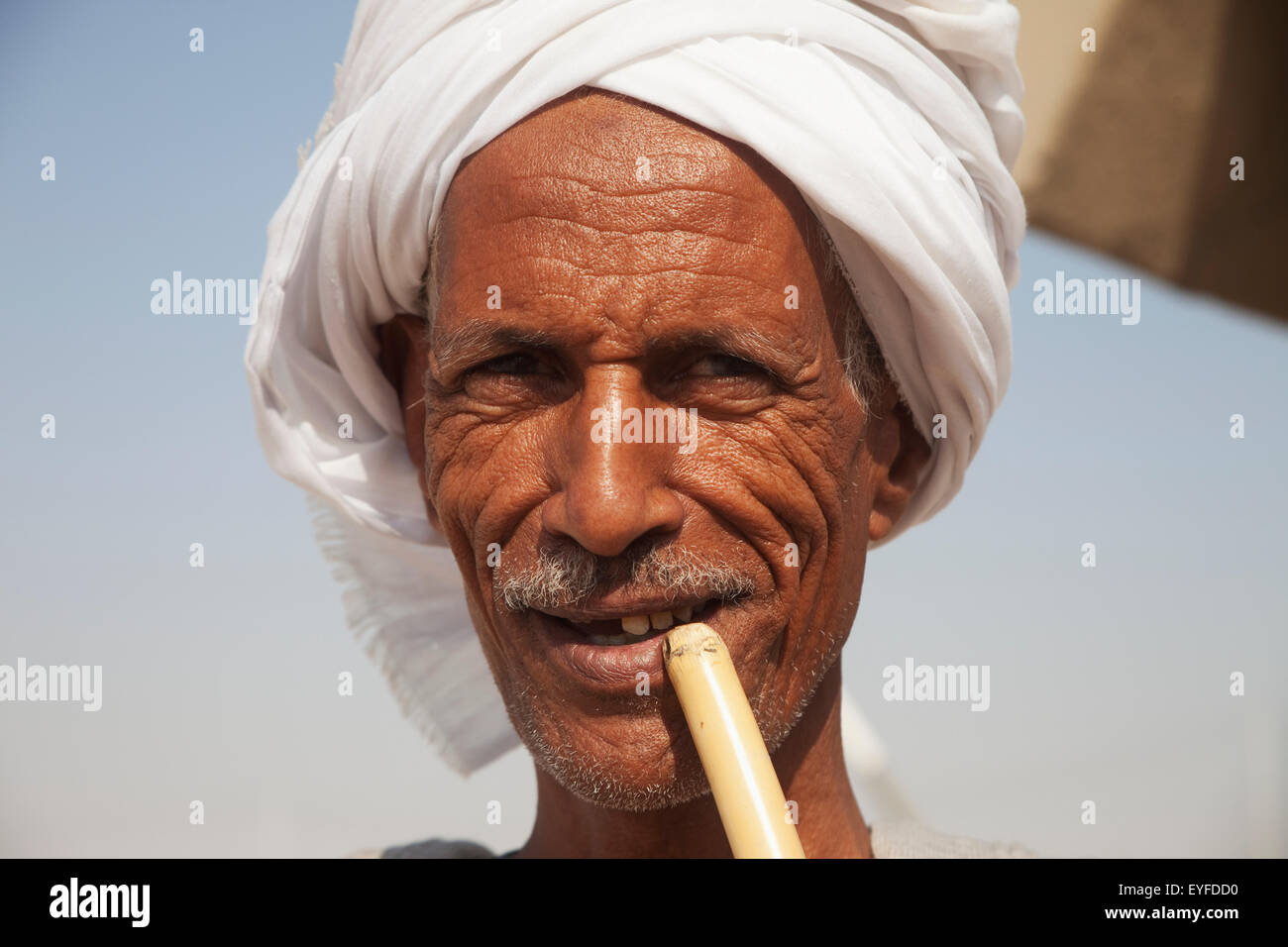 Ägyptischen Mann Rauchen lokalen Rohrflöte; Westjordanland Luxor Oberägypten Stockfoto