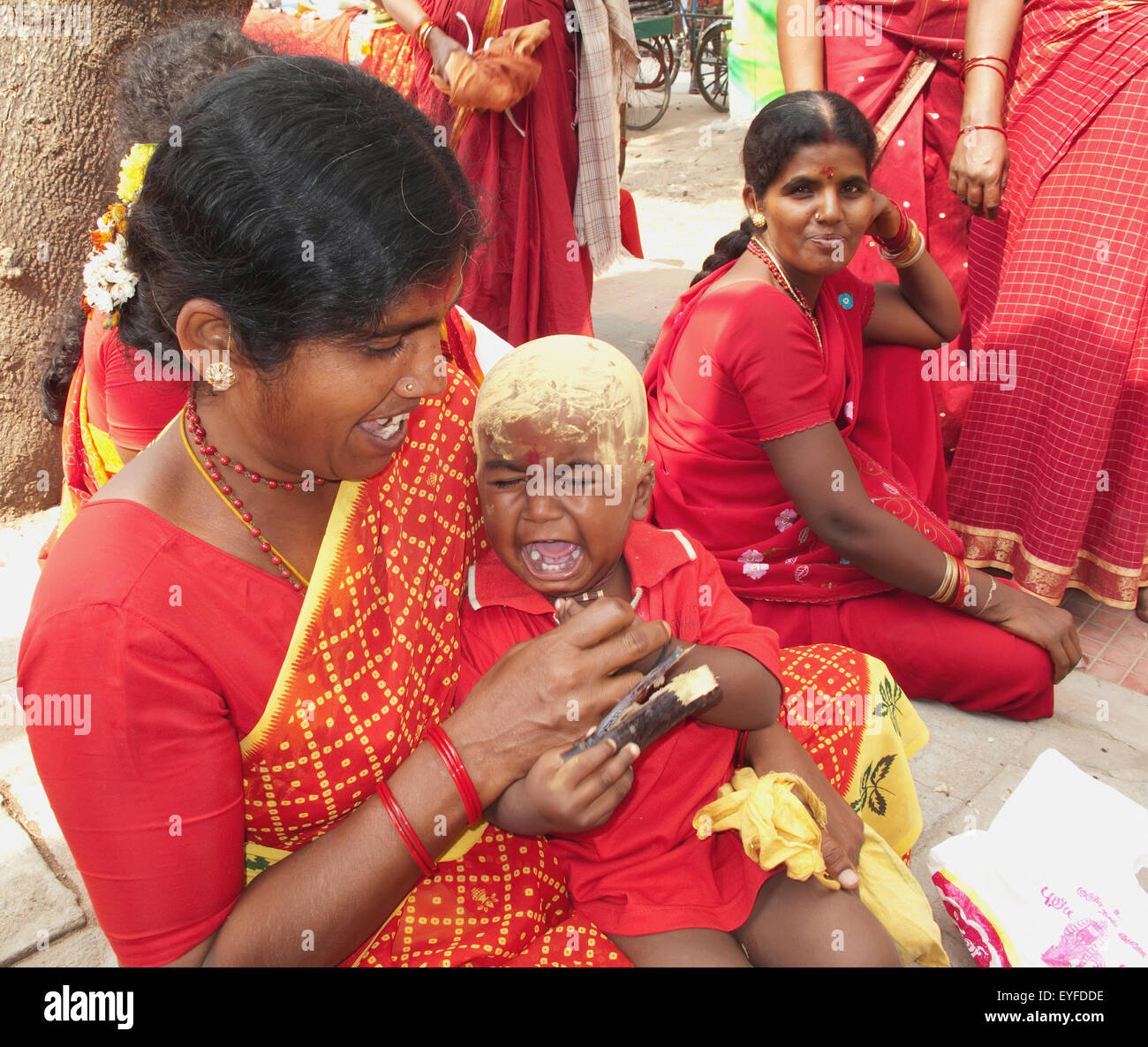 Indische Frau und weinendes Kind; Kanchipuram Tamil Nadu in Südindien Stockfoto
