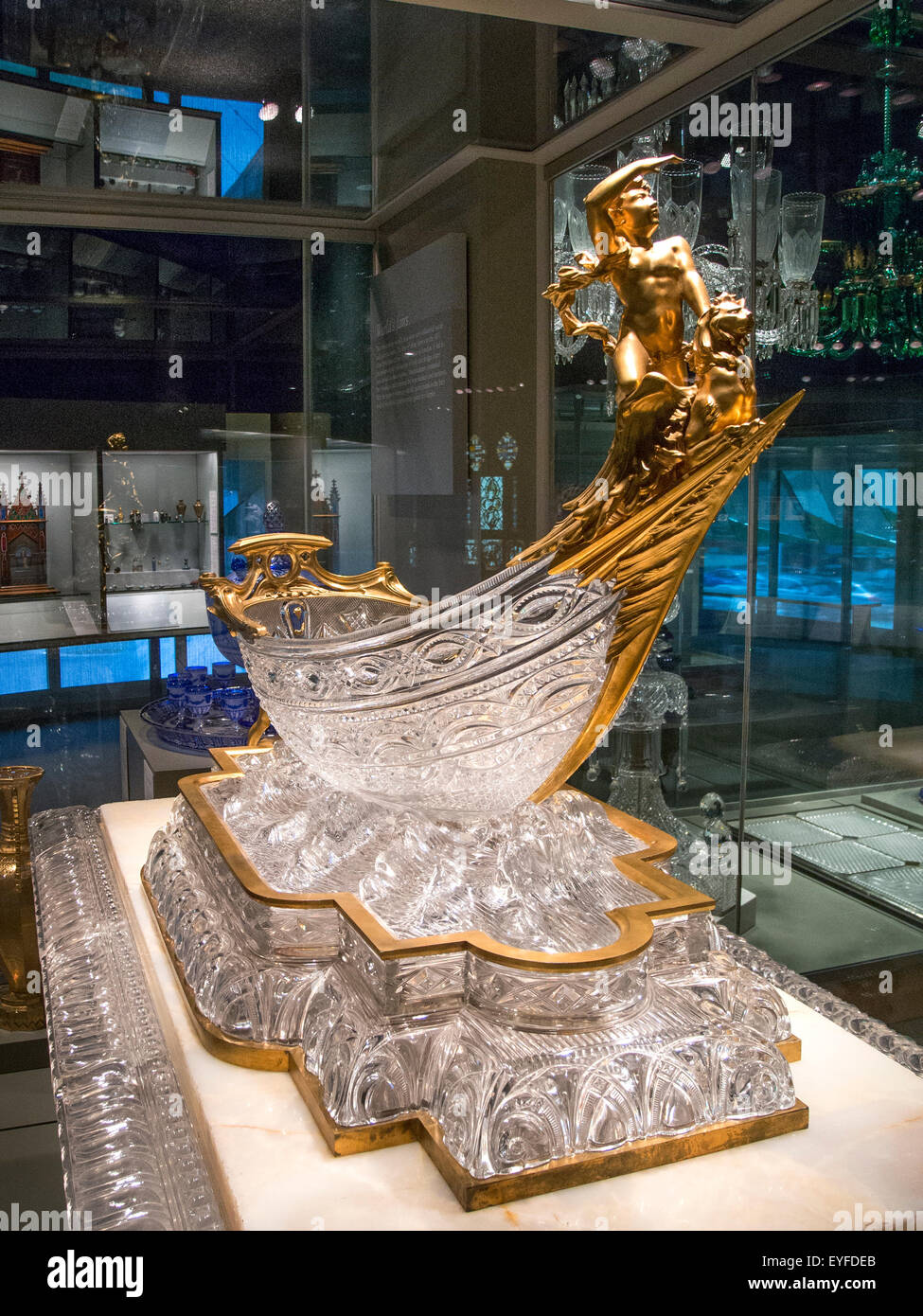 Eine 1889 Baccarat Skulptur eines Bootes aus geblasenem Glas montiert in Silber ist auf Ausstellung im Corning Museum of Glass in Corning, NY. Stockfoto