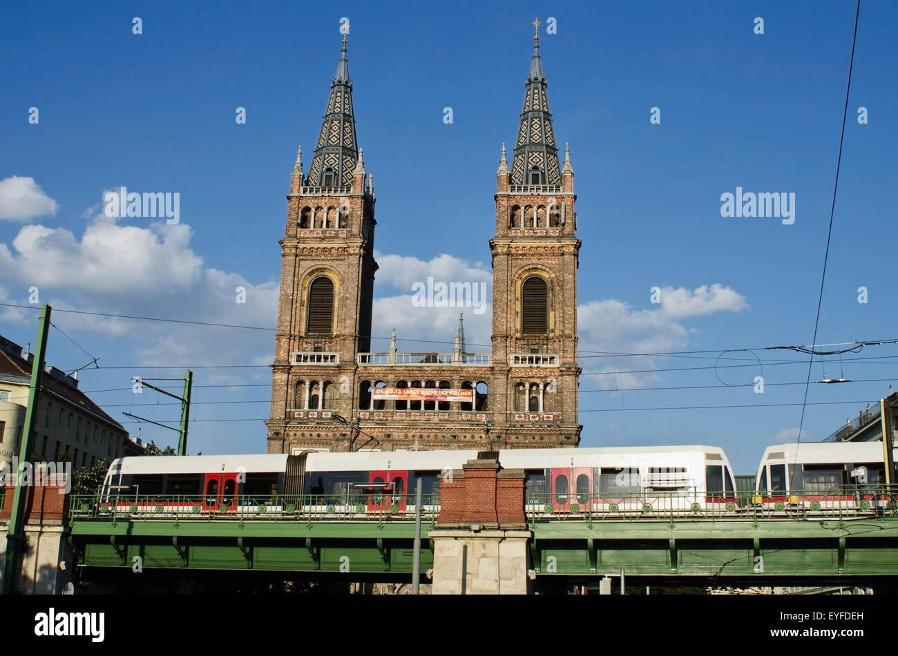 Österreich, Kirche in der Nähe Thaliastraße aus Ungerground Station mit der Straßenbahn im Vordergrund; Vienna Stockfoto