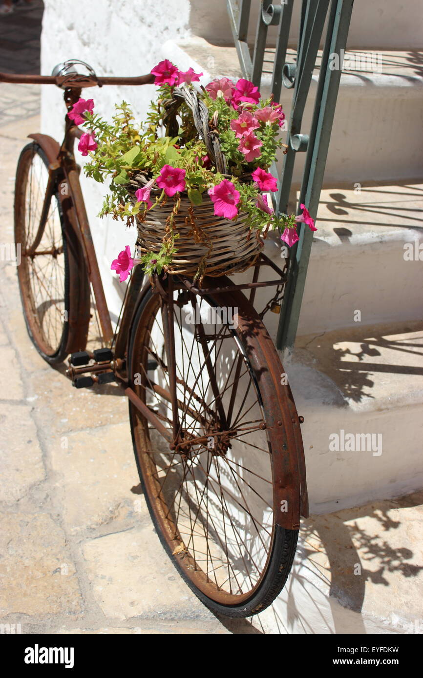 Rostigen Fahrrad mit Blumenkorb Stockfotografie - Alamy