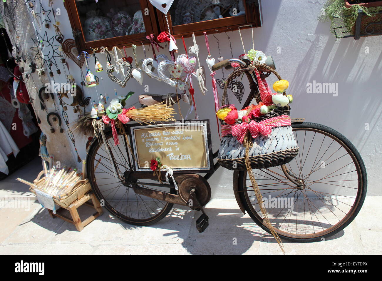 Fahrradkorb mit geschenk -Fotos und -Bildmaterial in hoher Auflösung – Alamy