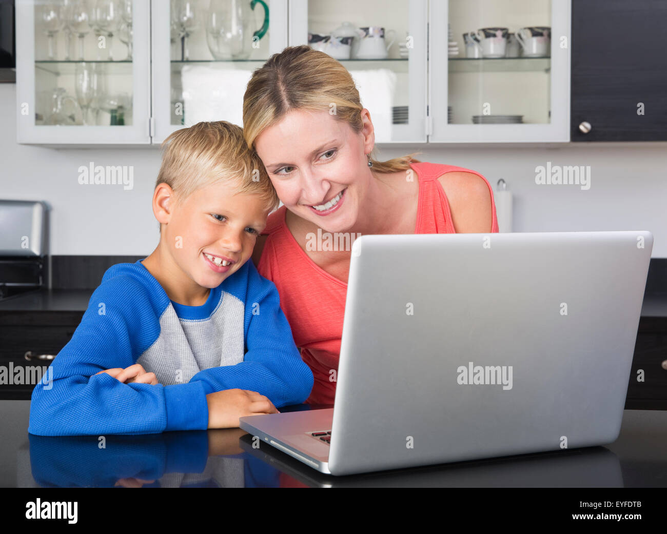Mutter und Sohn (8-9) mit Laptop Stockfoto