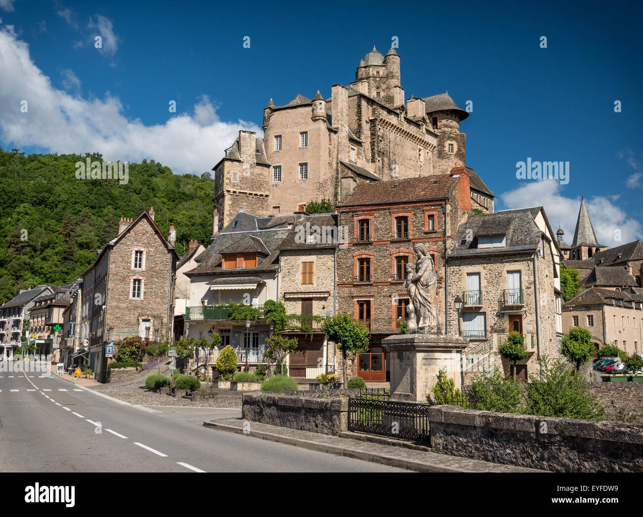Schloss und die umliegenden Gebäude, Estaing, Frankreich Stockfoto