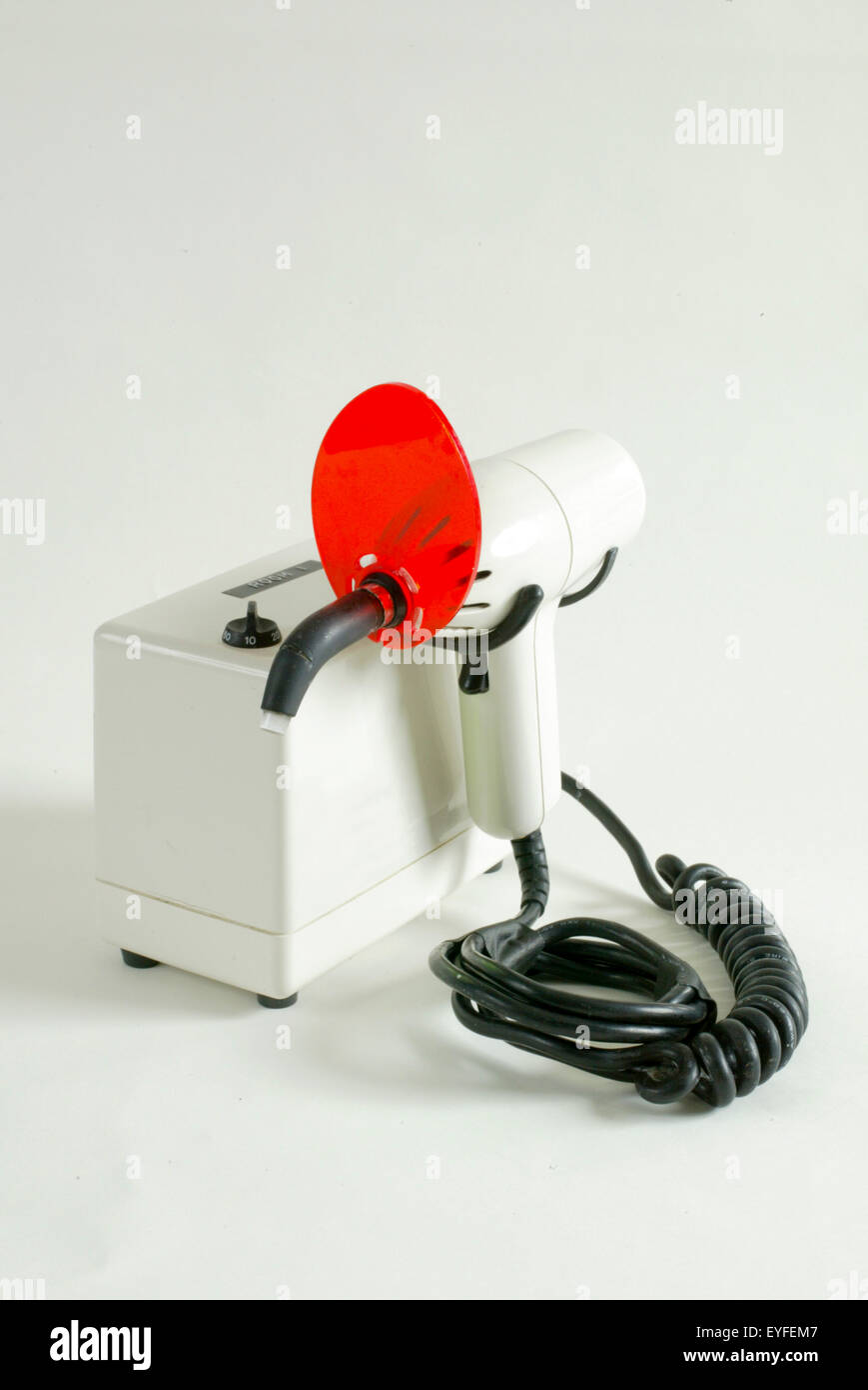 Ein Zahnarzt UV spot Pistole verwendet UV-Licht für kleine Fläche aushärten und kleiner Teil Anwendungen UV oder sichtbare Klebstoffe. Hinweis Schutzschild für Betreiber. Stockfoto