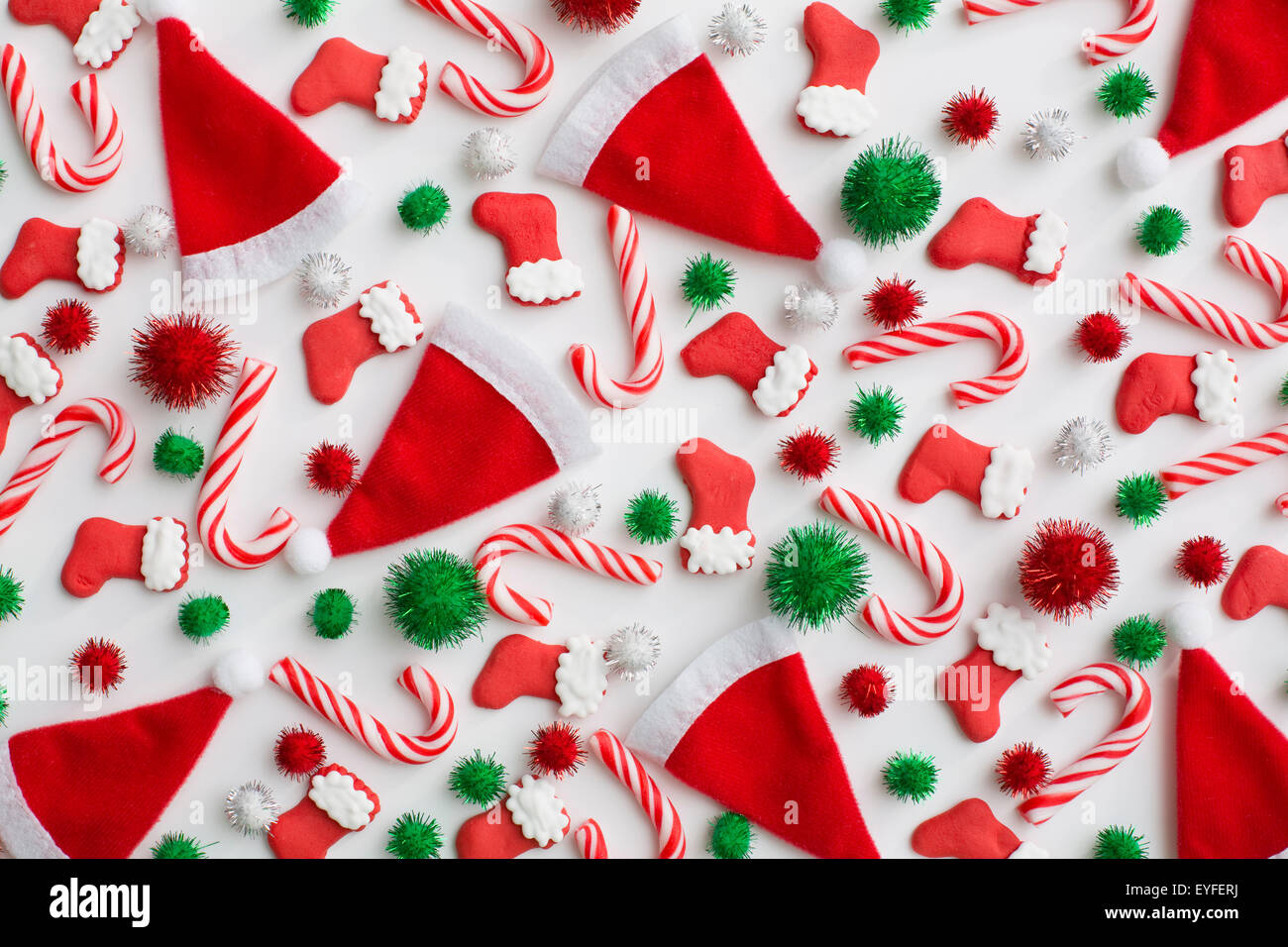 Weihnachtsdekoration von Santa Hüte, Zuckerstangen und Weihnachtsstrümpfe Stockfoto