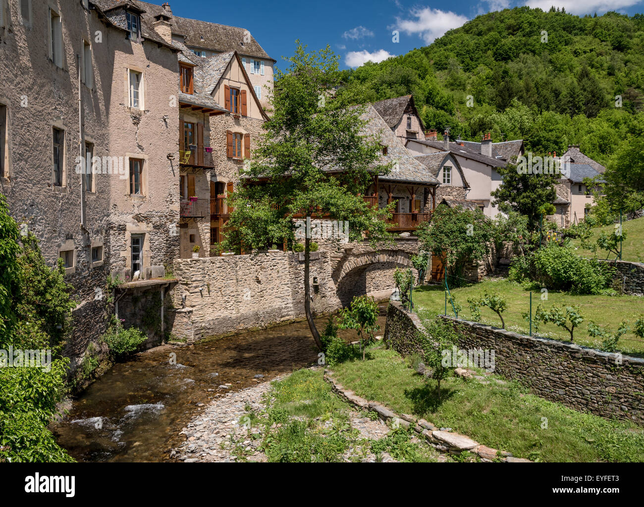 Fluss la-coussane, Estaing, Frankreich mit mittelalterlichen Gebäuden Stockfoto