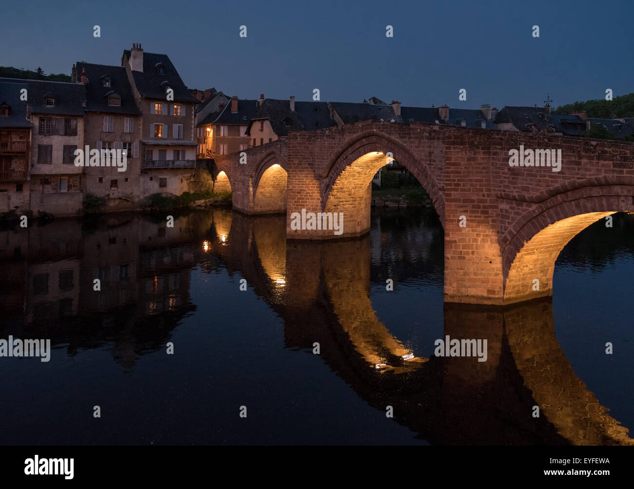 Alte mittelalterliche Brücke über den Fluss Lot in der Nacht, Brusque, Frankreich Stockfoto