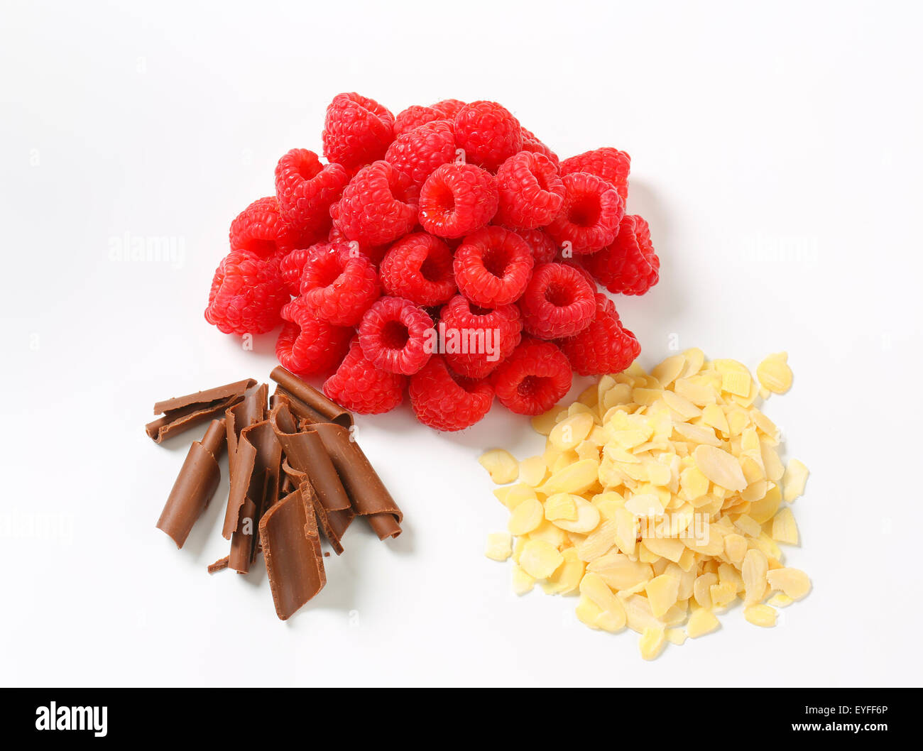 Jede Menge frische Himbeeren, Schokolade locken und Mandelsplitter Stockfoto