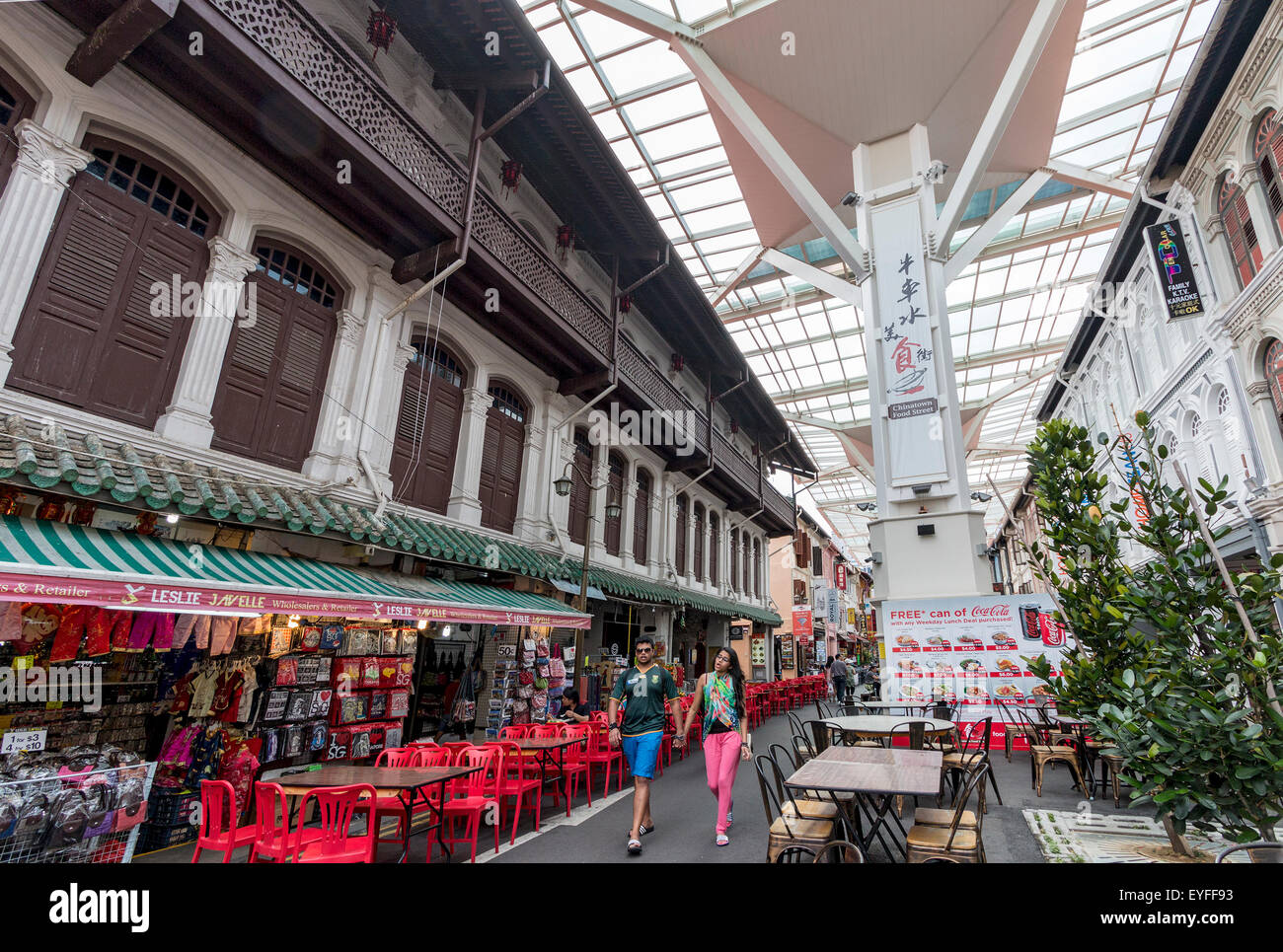 Chinatown Food Street, steht eine überdachte Fußgängerzone, gesäumt mit Dutzenden von Lebensmitteln Stockfoto
