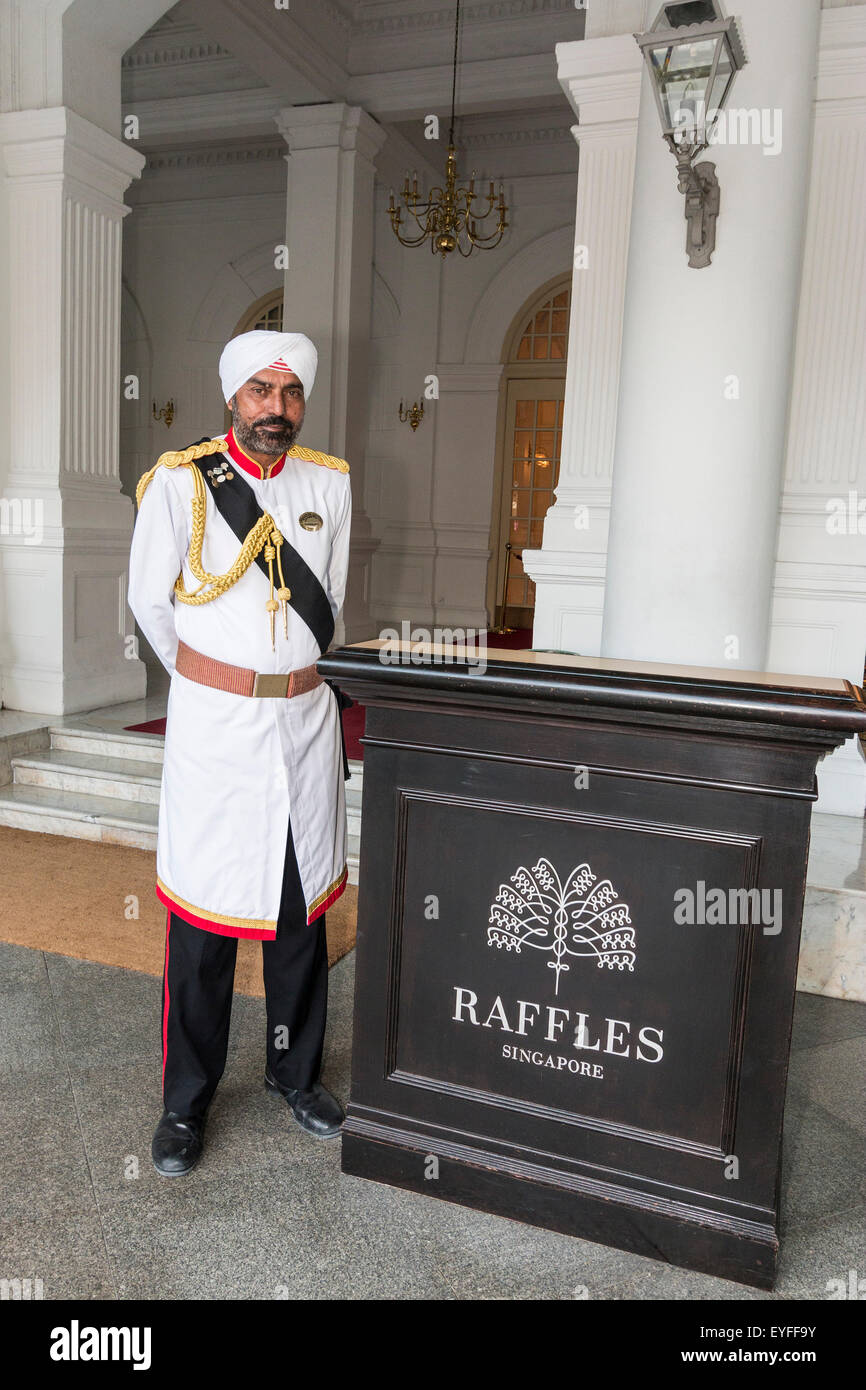 Sikh Portier am Eingang zum Raffles Hotel, das wurde 1887 gebaut und Singapurs bekannteste Ikone geworden. Stockfoto