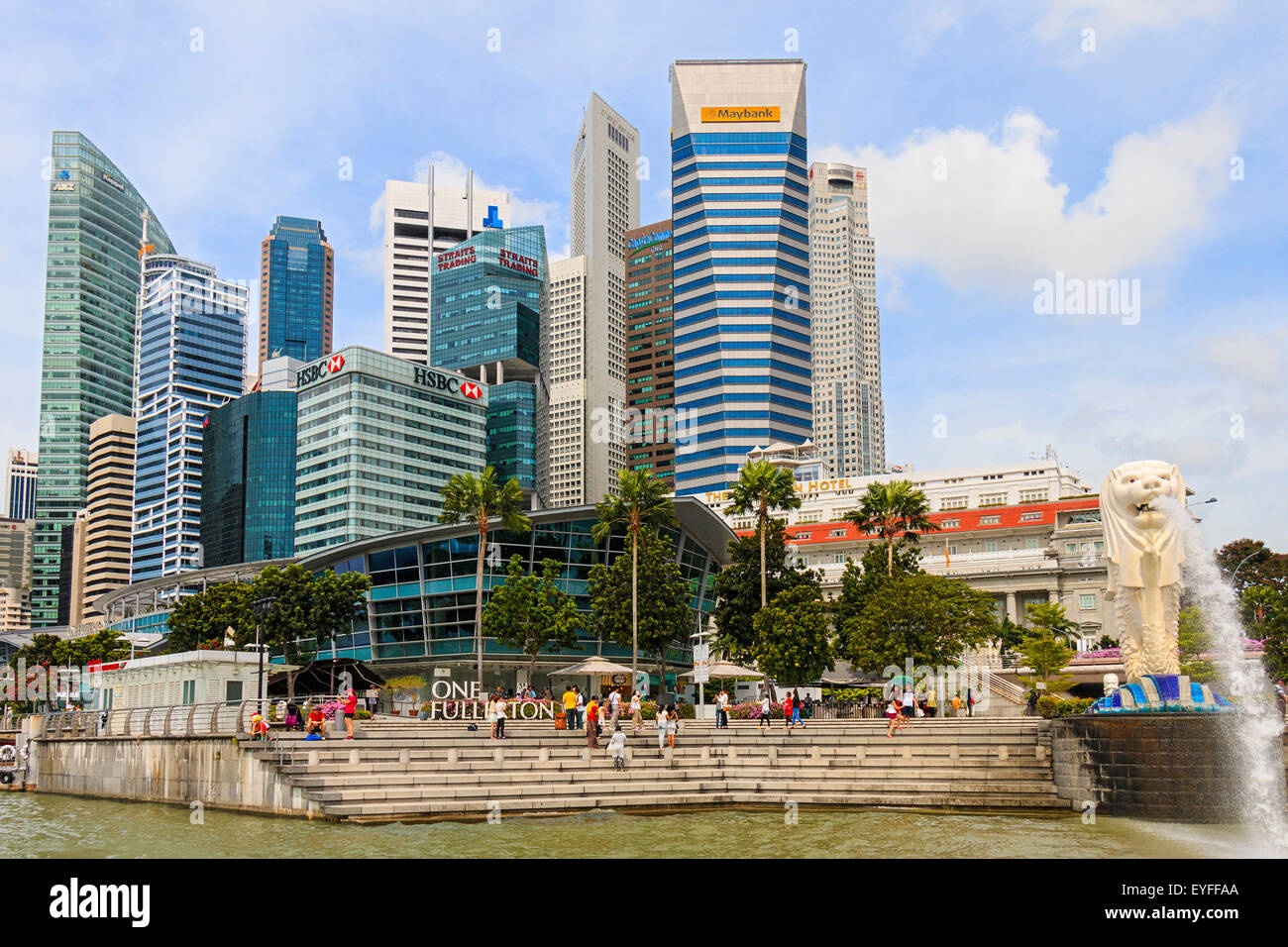 Am berühmten Merlion Statue entlang des Singapur-Flusses mit modernen Skyline im Hintergrund. Stockfoto
