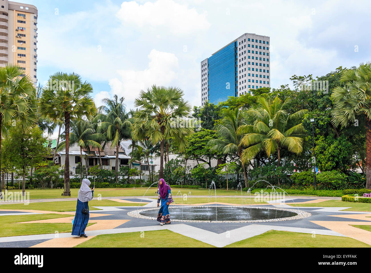 Lokale muslimische Frauen in Kampong Glam, der malaiische Viertel von Singapur besuchen. Stockfoto