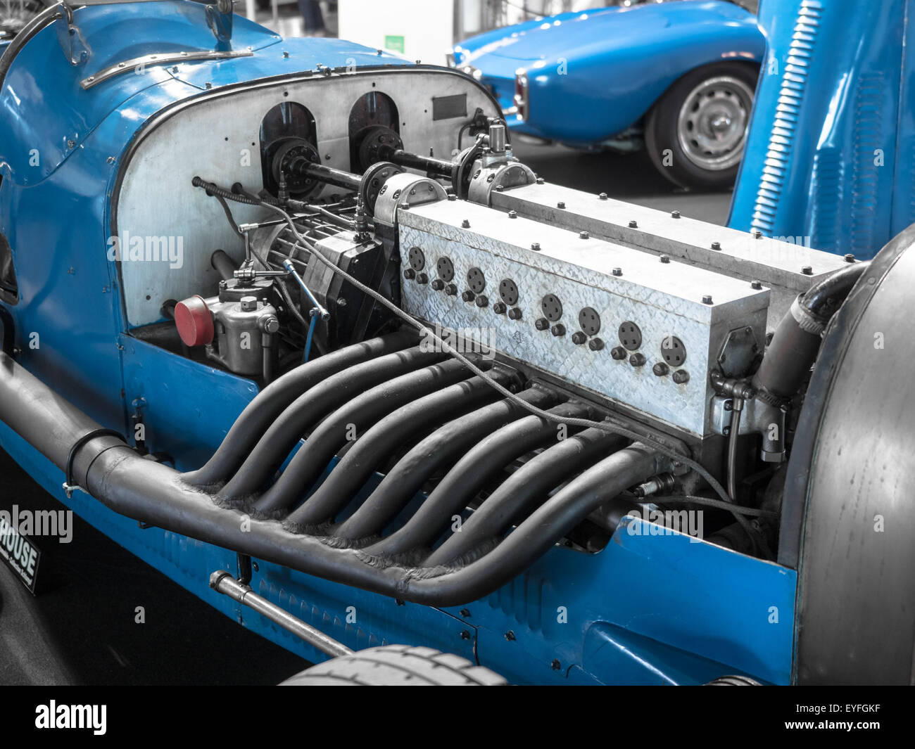 Detail des Motors und der Auspuff eines blauen Vintage Rennwagens. Stockfoto