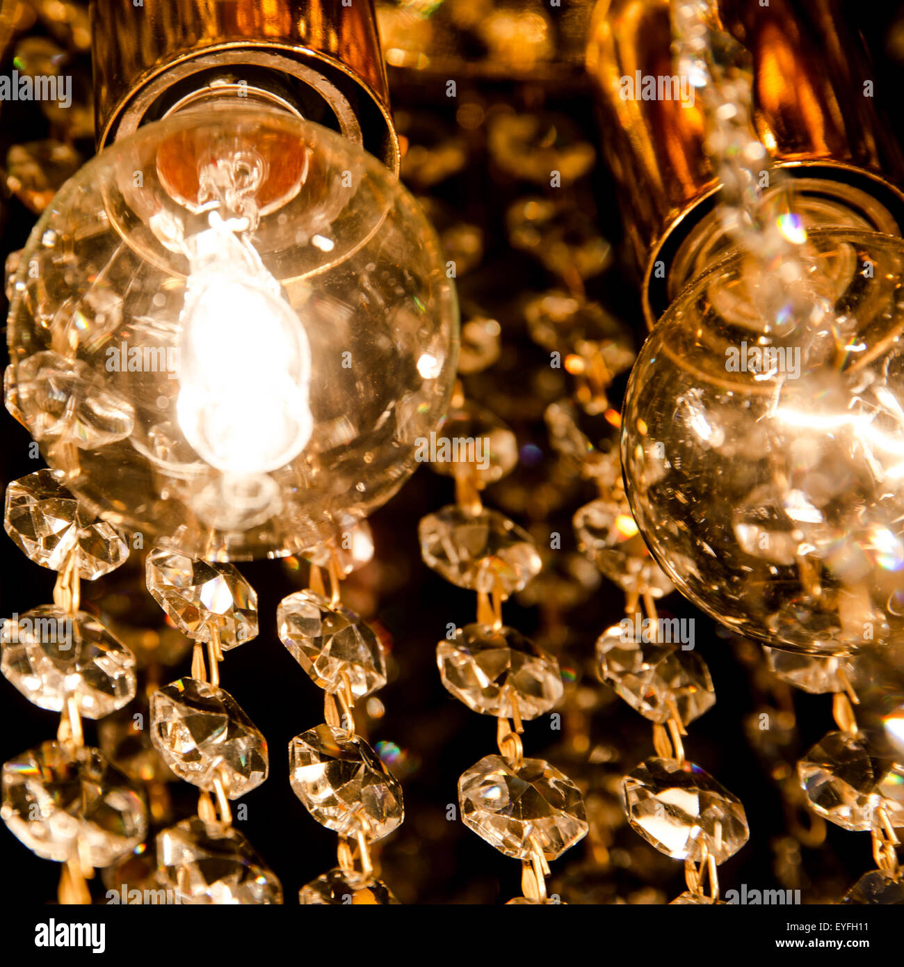 Detail des Kristall-Kronleuchter mit goldenem Licht Stockfoto