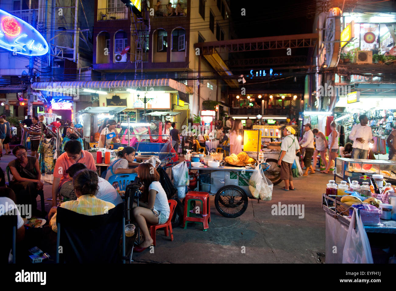 Straßenhändler, einheimische und Touristen mischen sich entlang der Khao San Road in der Nacht; Bangkok, Thailand Stockfoto
