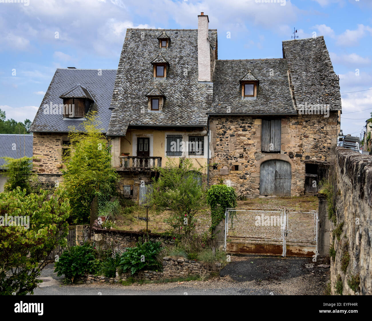 Dächer in der kleinen mittelalterlichen Stadt St-kommen-d'Olt, Frankreich Stockfoto