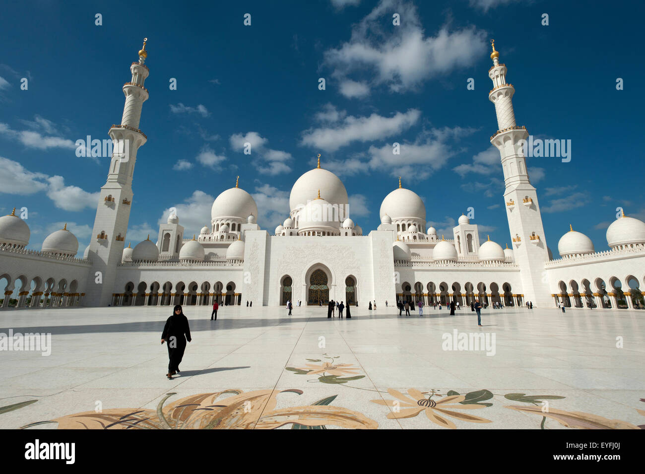 Hof der Moschee Sheikh Zayed Grand; Abu Dhabi, Vereinigte Arabische Emirate Stockfoto