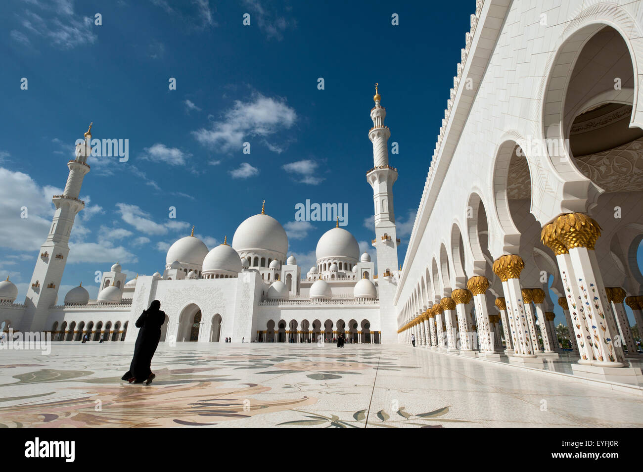 Hof der Moschee Sheikh Zayed Grand; Abu Dhabi, Vereinigte Arabische Emirate Stockfoto