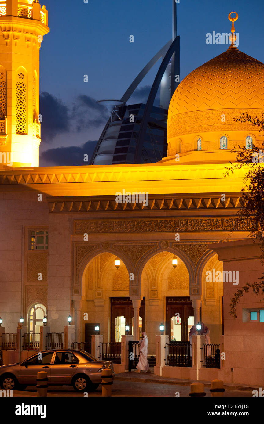 Kleine Moschee mit dem Burj Al Arab Hotel hinter; Dubai, Vereinigte Arabische Emirate Stockfoto