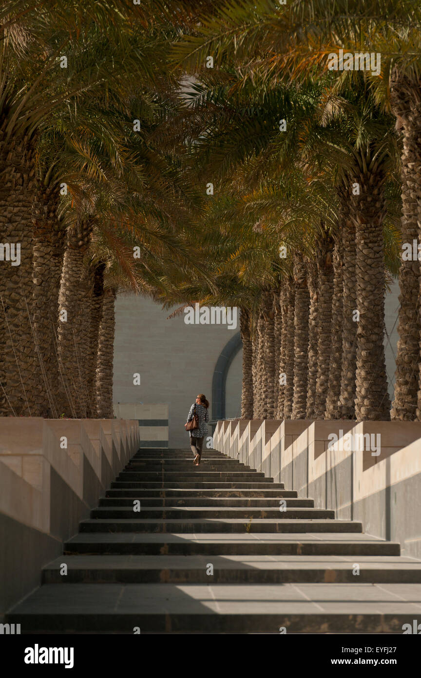 Frau, die Treppe hinauf, das Museum für islamische Kunst; Doha, Katar Stockfoto