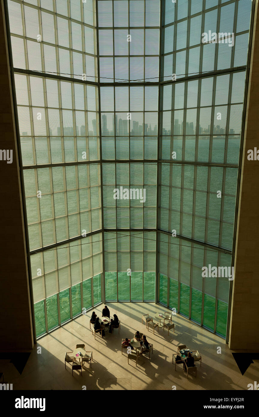 Blick aus großen Fenster im Museum für islamische Kunst, die moderne Skyline von Doha; Doha, Katar Stockfoto