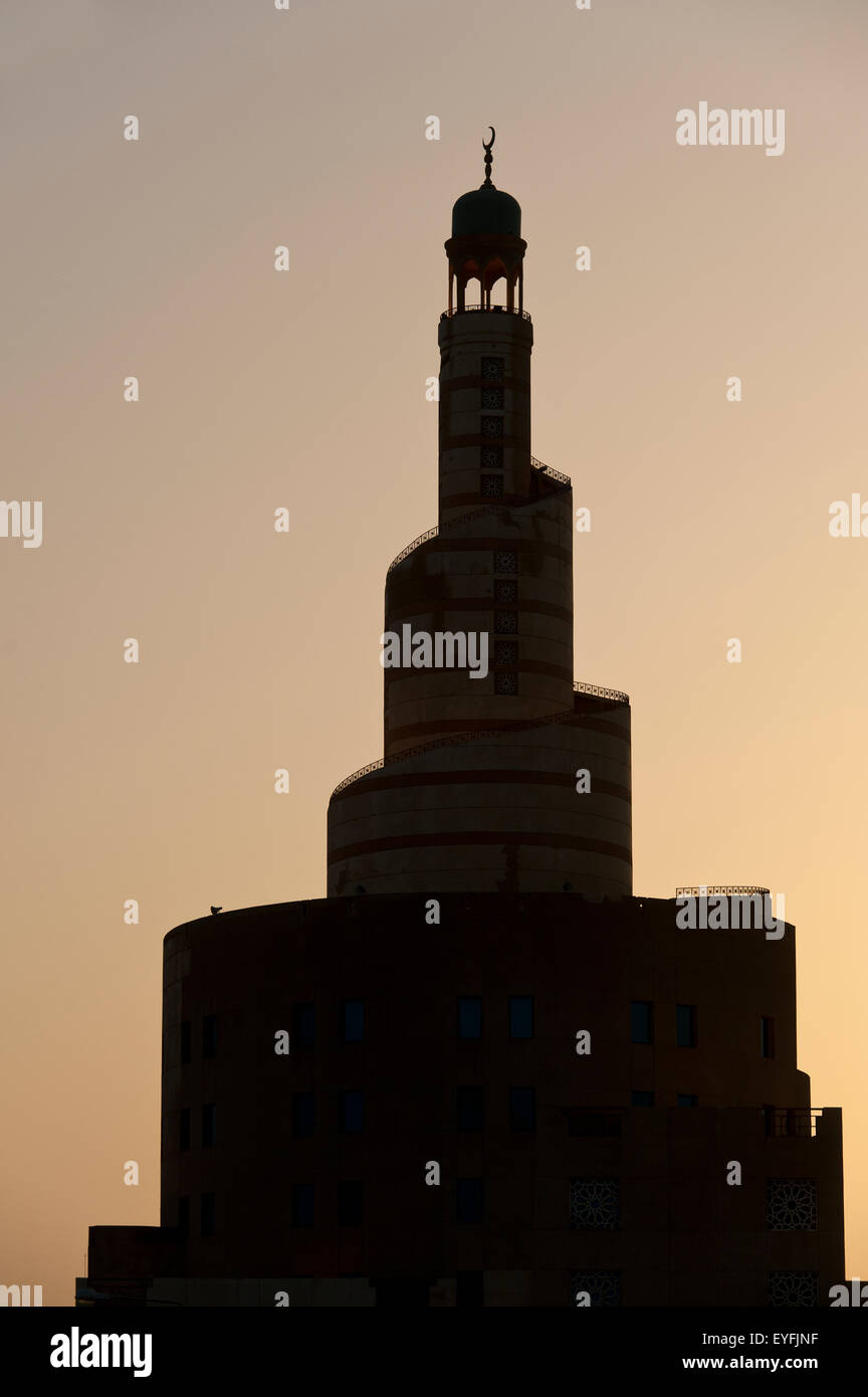 Silhouette in der Abenddämmerung des Qatar islamische Kulturzentrum und Moschee (Fanar); Doha, Katar Stockfoto