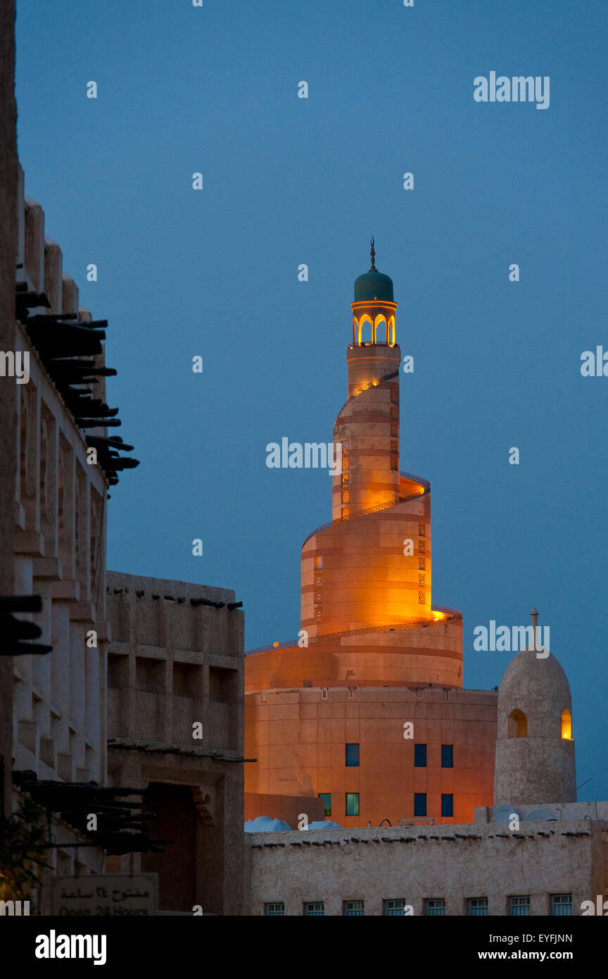 Blick über den Wafi Souk Qatar islamische Kulturzentrum und Moschee (Fanar) in der Dämmerung. Doha, Katar Stockfoto