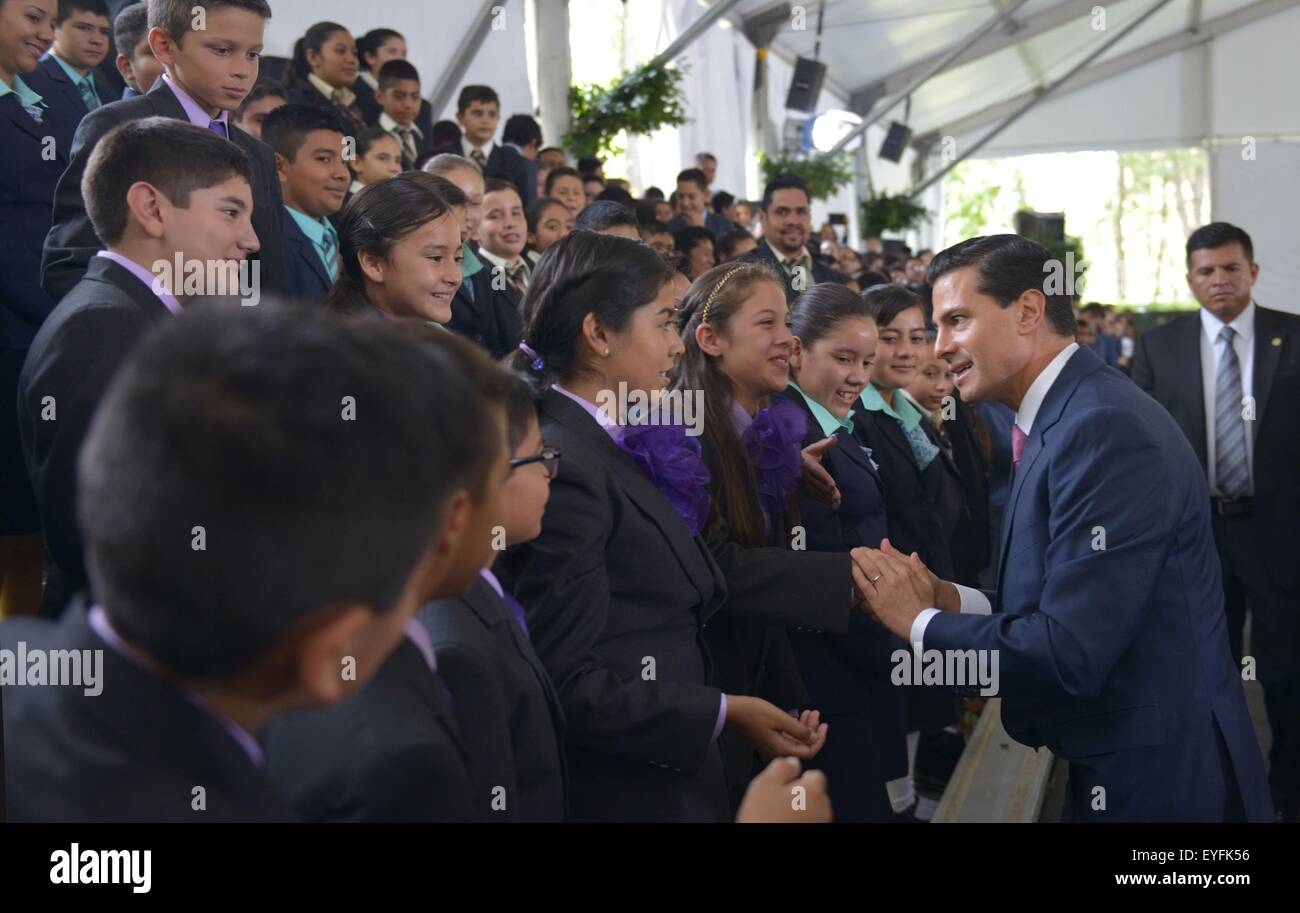 Mexico City, Mexiko. 28. Juli 2015. Foto zur Verfügung gestellt von der mexikanischen Präsidentschaft zeigt Mexican President Enrique Pena Nieto (R) Umgang mit Kindern der Grundschule in Los Pinos Amtssitz in Mexiko-Stadt, Hauptstadt von Mexiko, 28. Juli 2015. Enrique Pena Nieto hat sich am Dienstag mit 1.000 Kindern der Grundschule, von die einige die Olympiade der Erkenntnis gewonnen zu haben. Bildnachweis: Mexikos Präsidentschaft/Xinhua/Alamy Live-Nachrichten Stockfoto