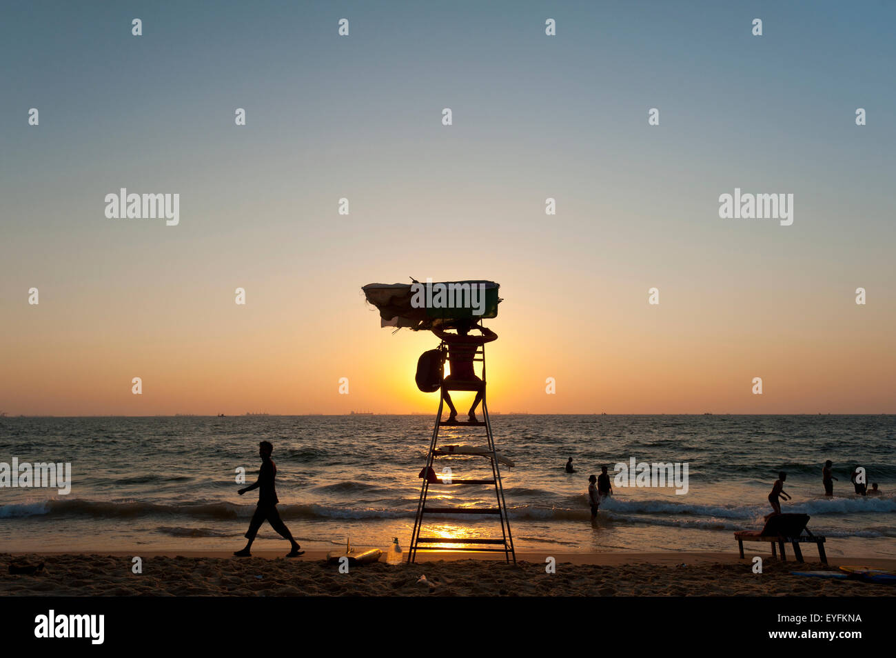 Rettungsschwimmer-Turm bei Sonnenuntergang am Strand; Goa, Indien Stockfoto