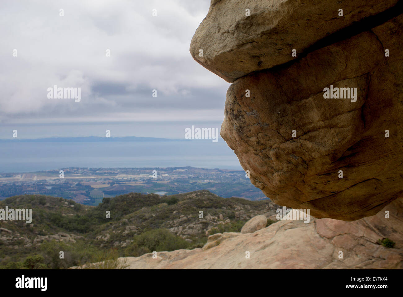 Blick auf die Stadt und das Meer von einer Berghöhle Stockfoto