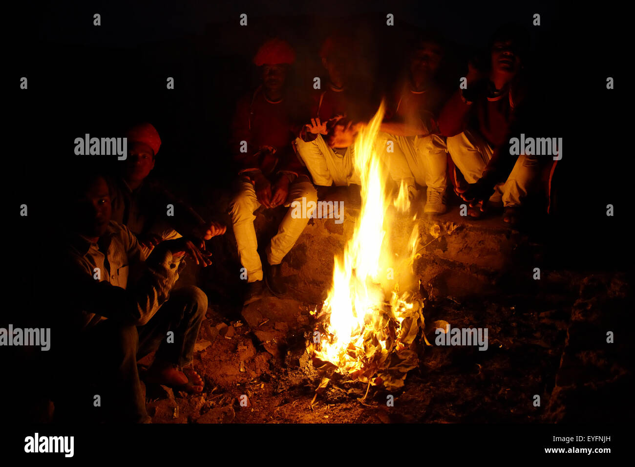 Führungen auf Schloss Mandawa Hotel Mandawa Rajasthan Indien Lagerfeuer sitzen Stockfoto