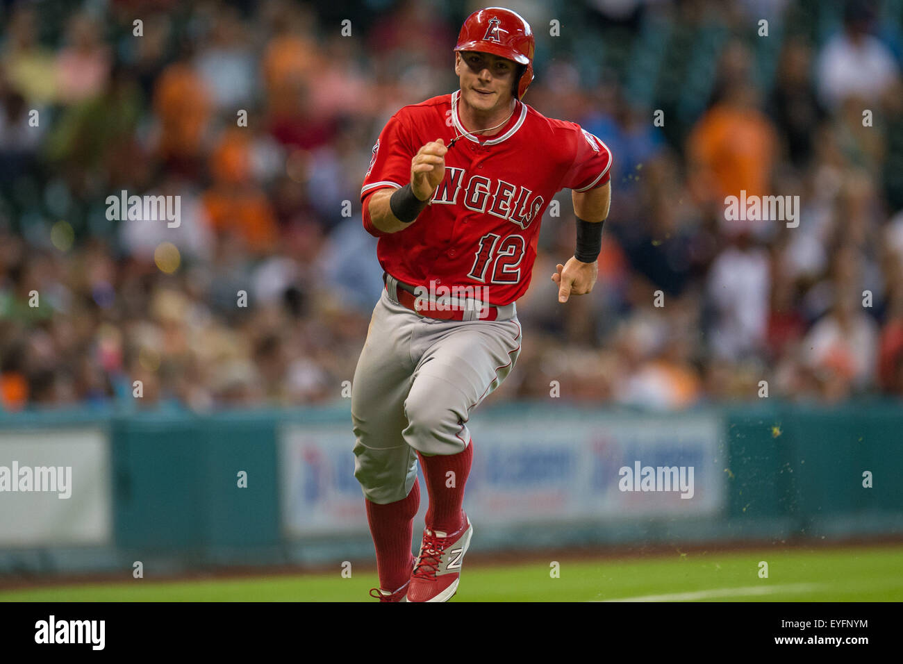 Houston, TX, USA. 28. Juli 2015. Los Angeles Angels zweiter Basisspieler Johnny Giavotella (12) Köpfe nach Hause, einen Lauf während der 1. Inning ein Hauptliga-Baseball-Spiel zwischen der Houston Astros und die Los Angeles Angels im Minute Maid Park in Houston, Texas zu erzielen. Trask Smith/CSM/Alamy Live-Nachrichten Stockfoto