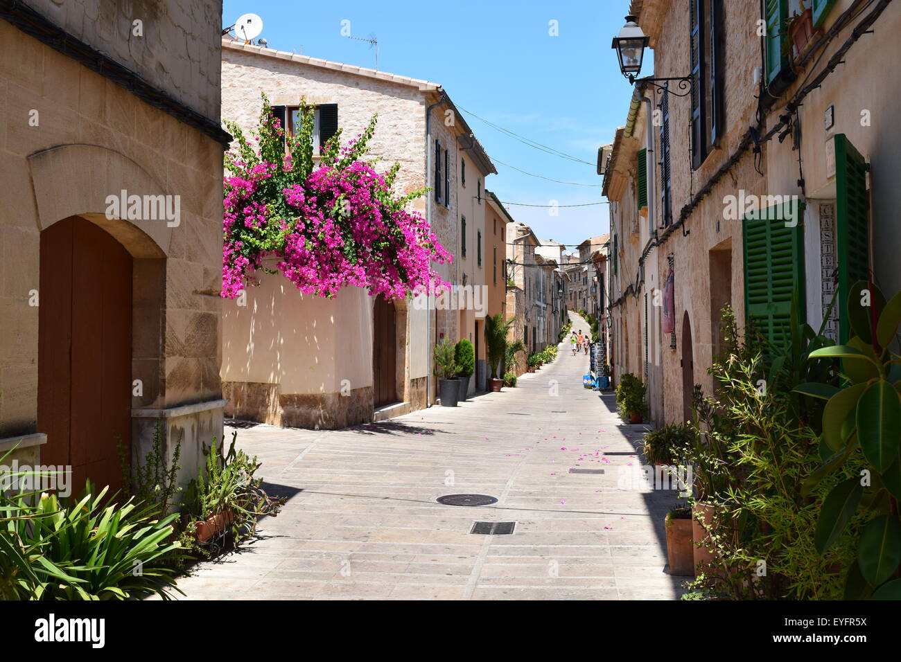 Typische Straßenansicht aus vielen kleineren spanischen Städten. Hier, Alcudia auf Mallorca. Stockfoto