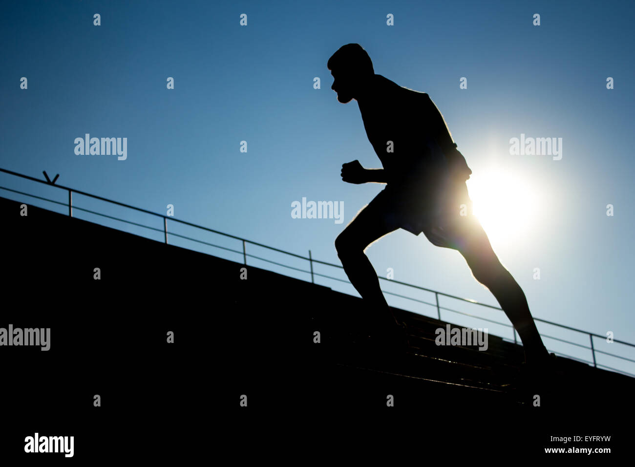 Silhouette eines Sportlers training auf der Stadion-Treppe Stockfoto