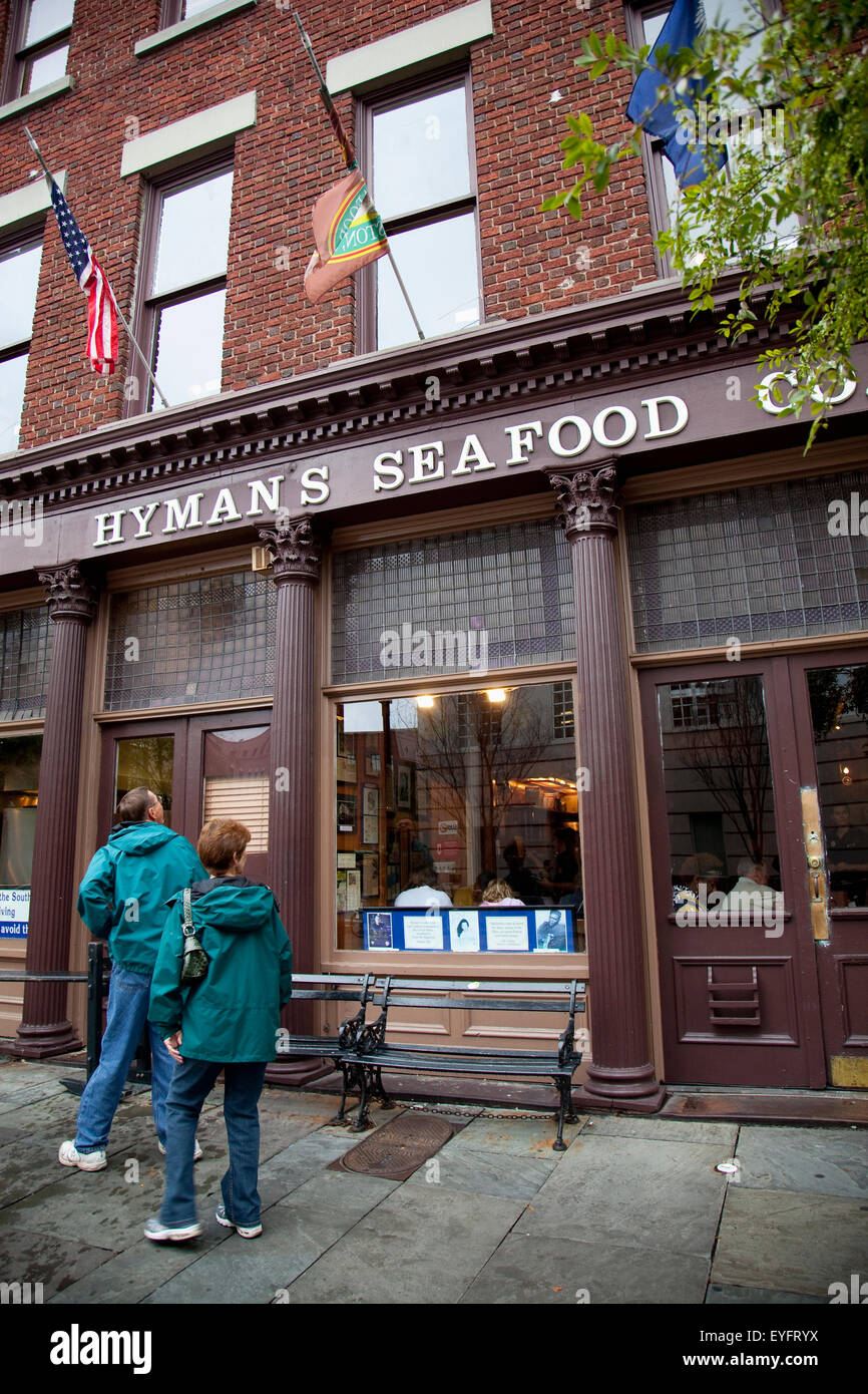 South Carolina. USA, Touristen auf Stadtstraße; Charleston Stockfoto