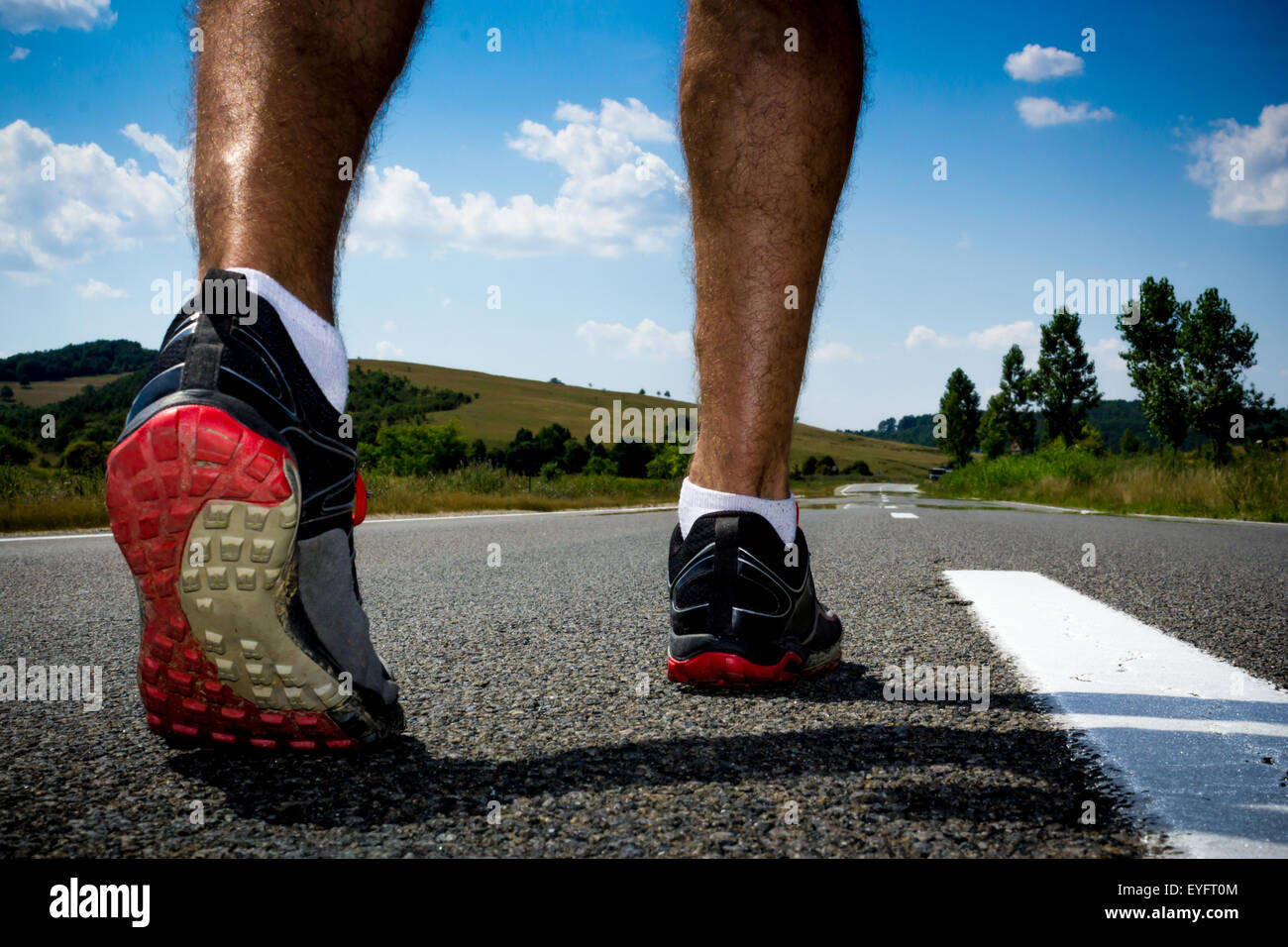 Sportler, die Vorbereitung für einen Lauf in der freien Natur an einem bewölkten Sommertag Stockfoto